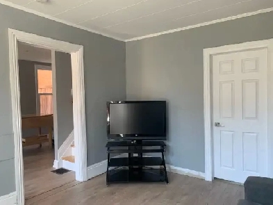 QUEEN’S STUDENTS — 4 BDRM SOUTH OF PRINCESS! Image# 2