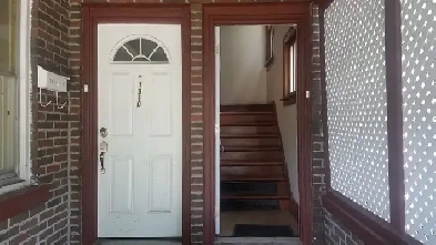 Modern Pet Friendly 3 Bedroom Apartment For Rent Include Parking Image# 1