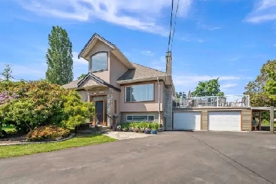 Custom Delta home with extensive upgrades on 11,475 sq ft lot! Image# 2