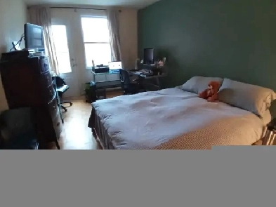 Sous-location Grand 4 1/2 meublé tout compris - 2 étages Village Image# 1