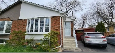 Three-bedoom Erindale house with deck & huge yard! Image# 1