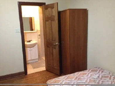 MASTER BEDROOM & PRIVATE WASHROOM BATHURST AND STEELES NEAR BUS Image# 1