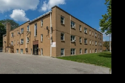 'Riverside Bachelor: $1,225 All-In (Utilities   FREE Parking!)' Image# 8