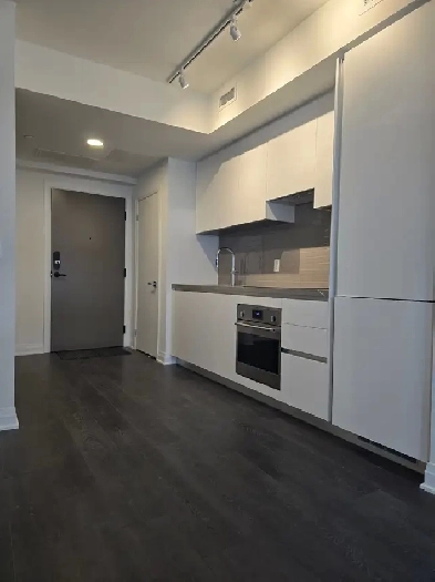 1 Bedroom   den minutes from square one Image# 4