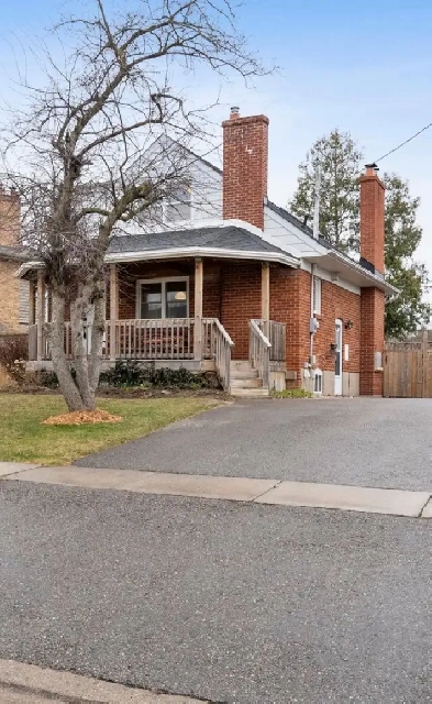 3 bedroom house in downtown Brampton - Close to shoppers Image# 1