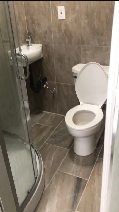 Room with complete bathroom for working professionals ! Image# 3