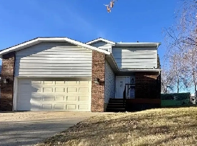 4 Bedroom   2.5 Bathroom House in St. Albert Image# 2