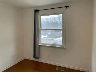 READY TODAY Room in London (near Algyle Mall)-$900 All inclusive Image# 3