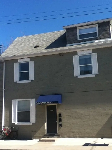 An cozy main floor bachelor for rent Image# 1