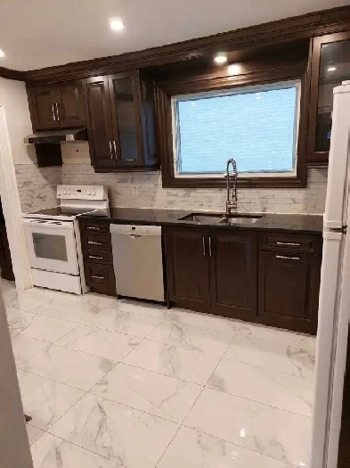 Gorgeous 3 bedroom MAIN FLOOR House Image# 3