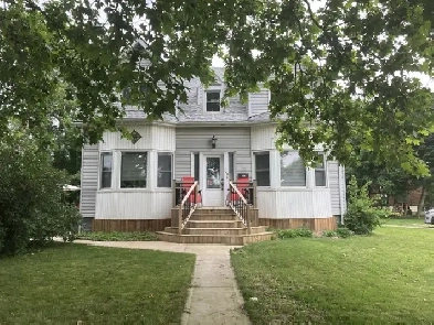 Gorgeous 2 Bdrm  Den in Welland