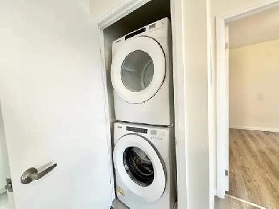 SPACIOUS 1-BEDROOM CONDO WITH PANORAMIC CITY VIEWS Image# 2