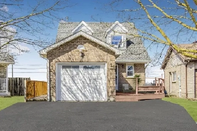 GORGEOUS DETACH-3 BEDROOM,DECK HUGE BACKYARD, RENOVATED,3 PARKIN Image# 3