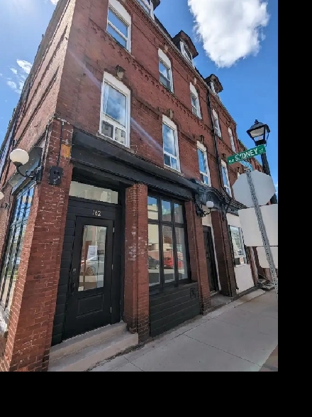 160 Princess St #2 - 2BR Uptown, Amazing Location, Updated Image# 3