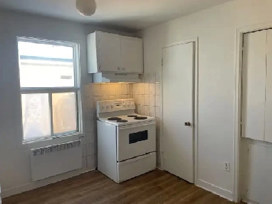 Beau 2 1/2 2e étage, libre Limoilou frais peint Image# 2