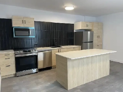 Super grand 7 1/2 rénové et meublé Libre Image# 13