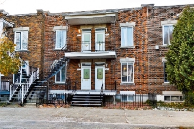 Large Renovated 4 ½ • 2 Levels • Private Deck • 2 mins to Metro Image# 9