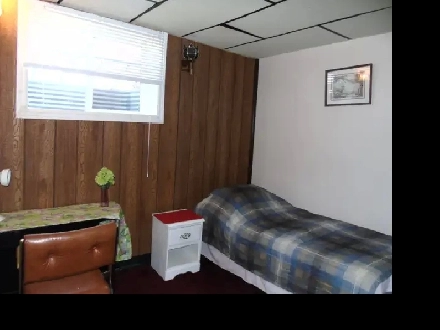 Room near Rundle C Train and Mall Image# 2