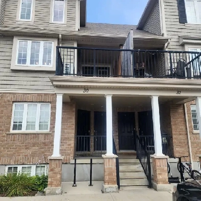 Fabulous 2 Bedroom Townhome! Image# 1