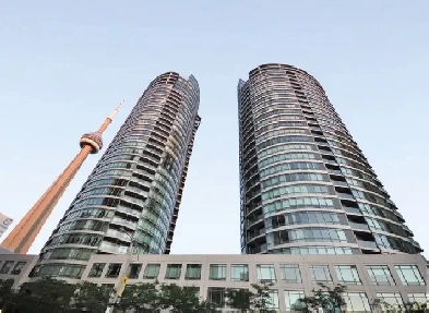 733 sqft 1bdr   1 Den   1 parking at 373 Front Street West