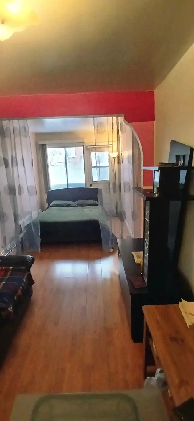 Super grand studio, bien situé, abordable, équipé, à sous-louer. Image# 4