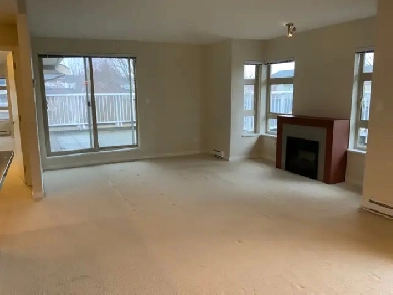 Spacious Top Floor 2-Bed, 1-Den Apartment at South Burnaby Image# 5