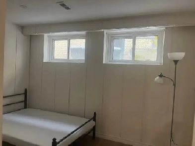 BRIGHT  LARGE ROOM -50m TO PLAZA STEELES AND BATHURST NEAR BUS Image# 5