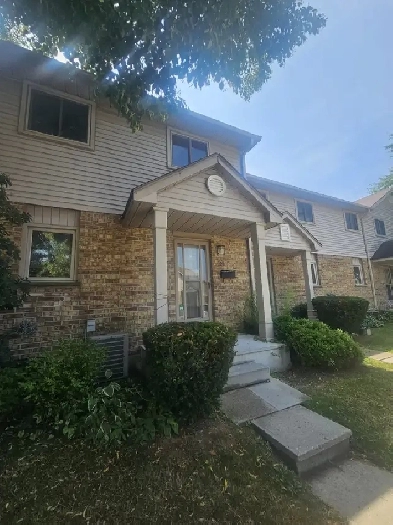 Newly Renovated 3 bed 1.5 bathroom townhouse Image# 6