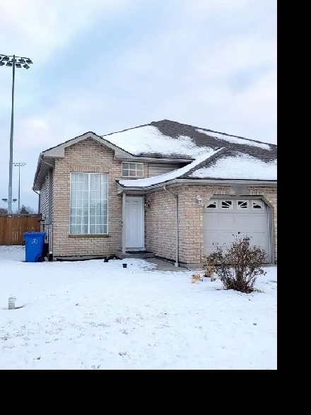 4-Bed/3-Bath Semi-Detached House for Rent Image# 9