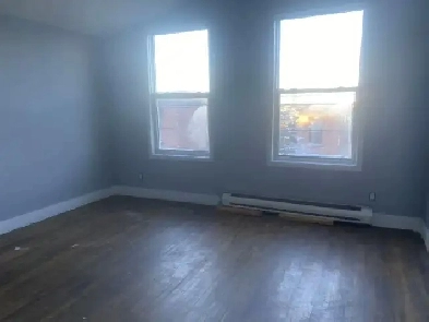 Uptown 3 brm with hydro, heat, & water included/amenities nearby Image# 5