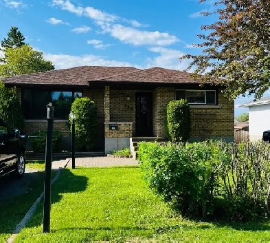 Prime Location Family 2 1 home with In-law suite. Image# 10