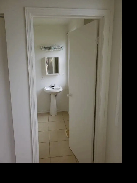 DUAL LEVEL 2 BEDROOM,2 WASHROOMS,BALCONY,1,300 SQ FT$1650 Image# 4