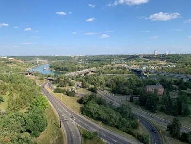 Downtown top floor suite with breathtaking river valley view Image# 9