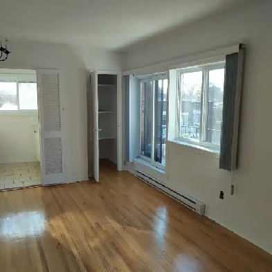 CDN - Studio   steps to Metro Snowdon Image# 6