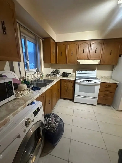 BRIGHT AND SPACIOUS ROOM FOR RENT IN RICHMOND HILL Image# 4