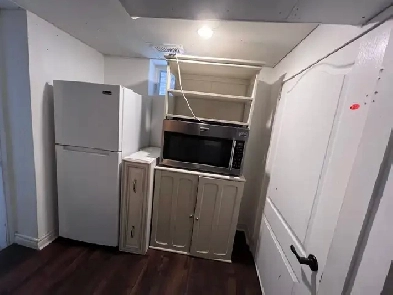 ASAP ROOM FOR RENT MAIN/ Danforth 4 mins walk to Main subway stn Image# 2