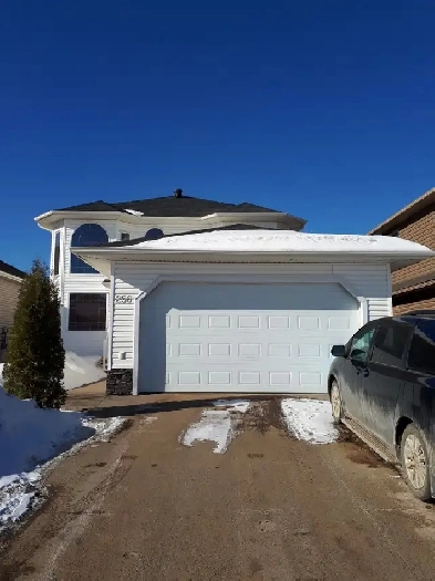 Executive 3 Bedroom   Den House  FULLY FURNISHED   UTILITIES Image# 2