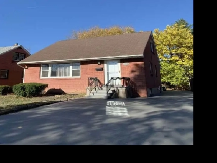 01 room for $850 for couple/girls close USA Bridge, St.Clair,WTT Image# 4