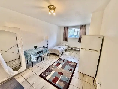 Metro St Michel - studio tout inclus et meublé Image# 7