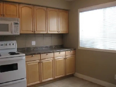 AMAZING LOCATION! 2 BEDROOM TOWNHOUSE! MAINTENANCE FREE! Image# 2