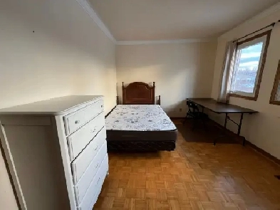 Mississauga Erin Mills/Eglinton upper level room furnished Image# 7