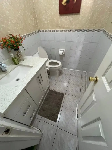 SHARED ROOM AVAILABLE FOR GIRL RENT . HEART OF MISSISSAUGA Image# 5