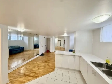 Great 3.5 In NDG    1090$ All Utilities Included Image# 6