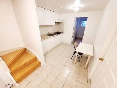 Basement room  for rent, steps to Seneca@york $800. Image# 7