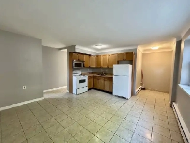 NORTH END Updated 2 Bedroom Apartment! Image# 10