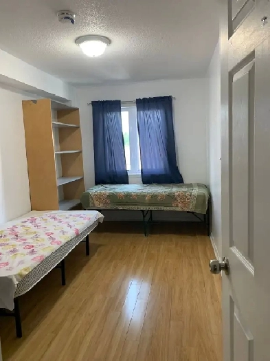 First floor room in sharing for rent, steps to Seneca@york $650. Image# 10