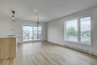 UNITÉ STYLE CONDO 5 1/2 AU RDJ AVEC 3 GRANDES CHAMBRES RIVE-SUD Image# 14