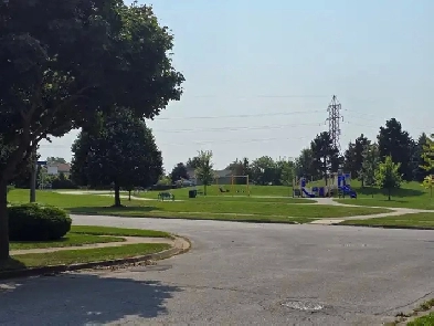 3 Bedrooms Furnished Bungalow In Niagara Falls-Near MontroseRd Image# 3