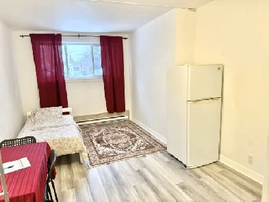 Metro St Michel - studio tout invlus et meublé Image# 5