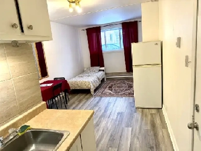 Metro St Michel - studio tout inclus et meublé Image# 5